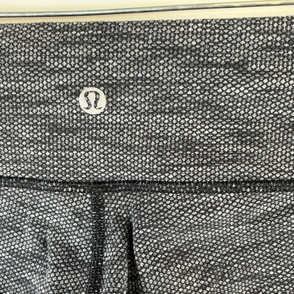 lululemon athletica Gray Leggings 0268 - Picture 4 of 5